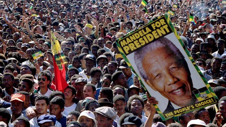 Des milliers de supporters célèbrent l'élection de Nelson Mandela