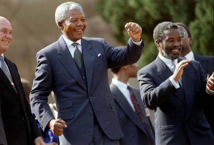 Nelson Mandela, figure emblématique de la lutte contre l'apartheid, est devenu président de l'Afrique du Sud en 1994