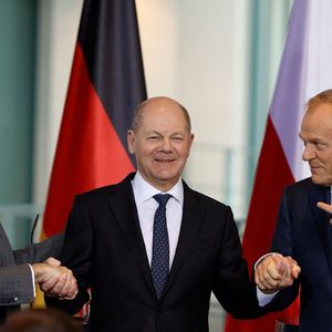 Emmanuel Macron et son homologue allemand, le chancelier Olaf Scholz, et polonais, le Premier ministre Donald Tusk.