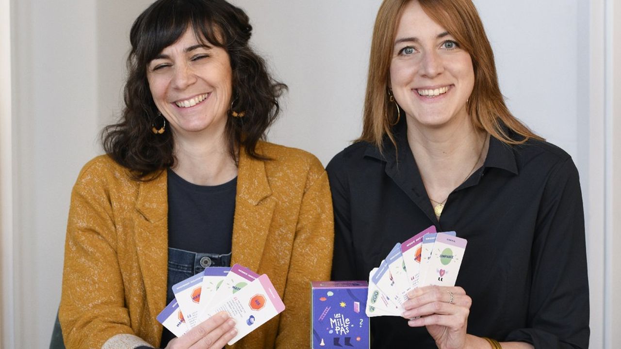 Coralie Franiatte et Isabelle Terrier (à gauche), cocréatrices du jeu « Les Mille Pas » sur les inégalités professionnelles femmes-hommes.