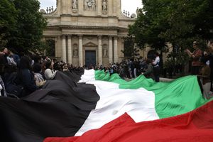 Des dizaines d'étudiants se sont réunies ce lundi devant la Sorbonne pour manifester en soutien à Gaza.