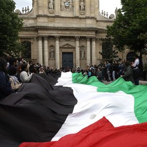 Des dizaines d'étudiants se sont réunies ce lundi devant la Sorbonne pour manifester en soutien à Gaza.