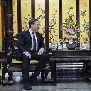 De passage en Chine, pour la deuxième fois en moins d'un an, Elon Musk a rencontré ce dimanche le Premier ministre Li Qiang, avec l'ambition de consolider la popularité de ses Tesla dans le pays.