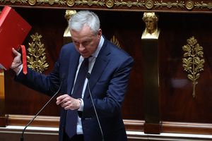 Lors du débat budgétaire ce lundi à l'Assemblée, Bruno Le Maire a brandi des parapheurs rouges contenant 2.500 courriers de dépenses nouvelles rédigés par des parlementaires des oppositions.