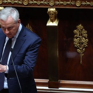 Lors du débat budgétaire ce lundi à l'Assemblée, Bruno Le Maire a brandi des parapheurs rouges contenant 2.500 courriers de dépenses nouvelles rédigés par des parlementaires des oppositions.