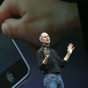 Aux débuts du numérique, le design était considéré comme secondaire face aux exigences techniques. Apple a changé cette perception avec l'iPhone en 2007, engrangeant près de 26 milliards de dollars de bénéfices quatre ans plus tard.