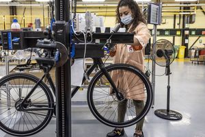 Le fabricant de vélos électriques fondé par Marc Simoncini a un nouveau patron, de nouveaux actionnaires, de nouveaux fonds, de nouveaux modèles, une nouvelle stratégie et… de nouvelles ambitions.
