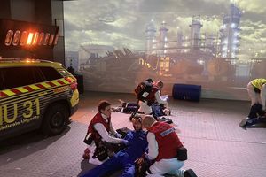 Simulation d'une scène d'explosion dans une usine chimique pour l'entraînement des secouristes en conditions réelles.