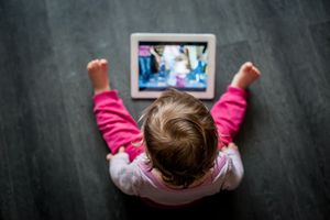 Pour « reprendre le contrôle », les experts appellent à empêcher tout usage des écrans par des enfants de moins de trois ans.