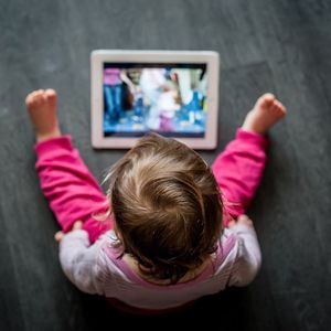 Pour « reprendre le contrôle », les experts appellent à empêcher tout usage des écrans par des enfants de moins de trois ans.