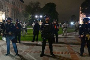 La police a dû intervenir sur le campus de l'Université de Californie à la suite d'affrontements entre militants pro-palestiniens et contre-manifestants selon les médias américains.
