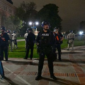 La police a dû intervenir sur le campus de l'Université de Californie à la suite d'affrontements entre militants pro-palestiniens et contre-manifestants selon les médias américains.