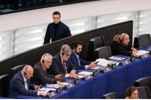 Le groupe du RN au Parlement européen est sous tension, en raison des rapports très tendus avec l'extrême-droite allemande.