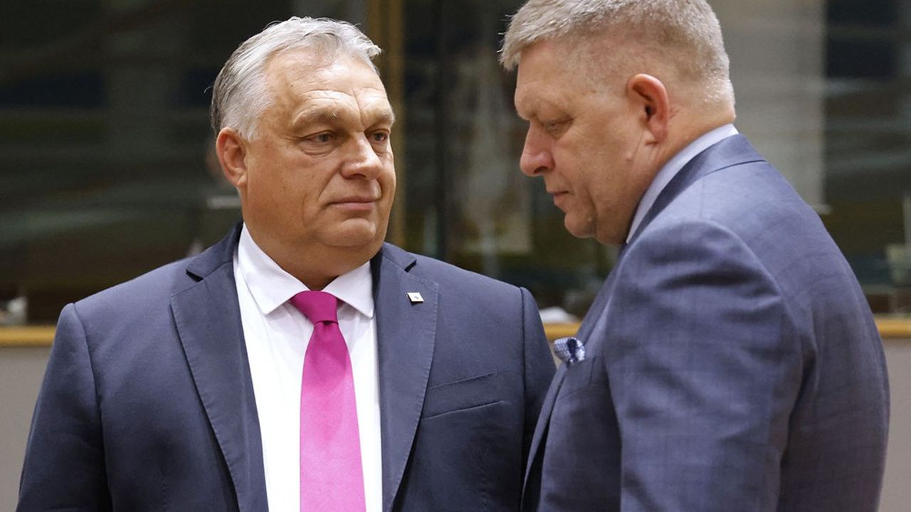 Le Premier ministre hongrois Viktor Orban (à gauche) et son homologue slovaque Robert Fico. Les deux leaders détonnent dans le consensus pro-ukrainien qui règne à la table du Conseil européen.