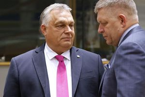 Le Premier ministre hongrois Viktor Orban (à gauche) et son homologue slovaque Robert Fico. Les deux leaders détonnent dans le consensus pro-ukrainien qui règne à la table du Conseil européen.