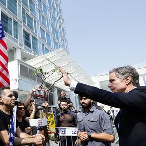Antony Blinken, le chef de la diplomatie américaine, s'est adressé mercredi matin à la sortie de son hôtel à Tel-Aviv à quelques centaines d'Israéliens, dont des membres des familles d'otages.
