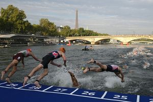 Une épreuve test de triathlon en vue des JO de Paris 2024, à Paris, le 18 août 2023.