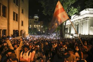 Comme la veille, les manifestants se sont rassemblés mercredi soir devant le Parlement en brandissant des drapeaux géorgiens et européens.