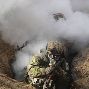 Des militaires ukrainiens participant à des exercices sur les risques radiologiques, chimiques et biologiques en février dernier.