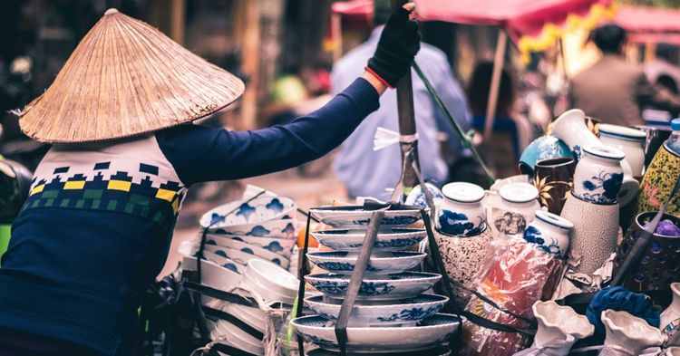 vendeuse ambulante de vaisselle, Hanoi