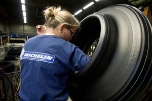 « Récemment, Michelin a annoncé un 'salaire décent' pour tous ses salariés à travers le monde, leur permettant de couvrir les besoins fondamentaux de leur famille, allant au-delà du minimum légal. »