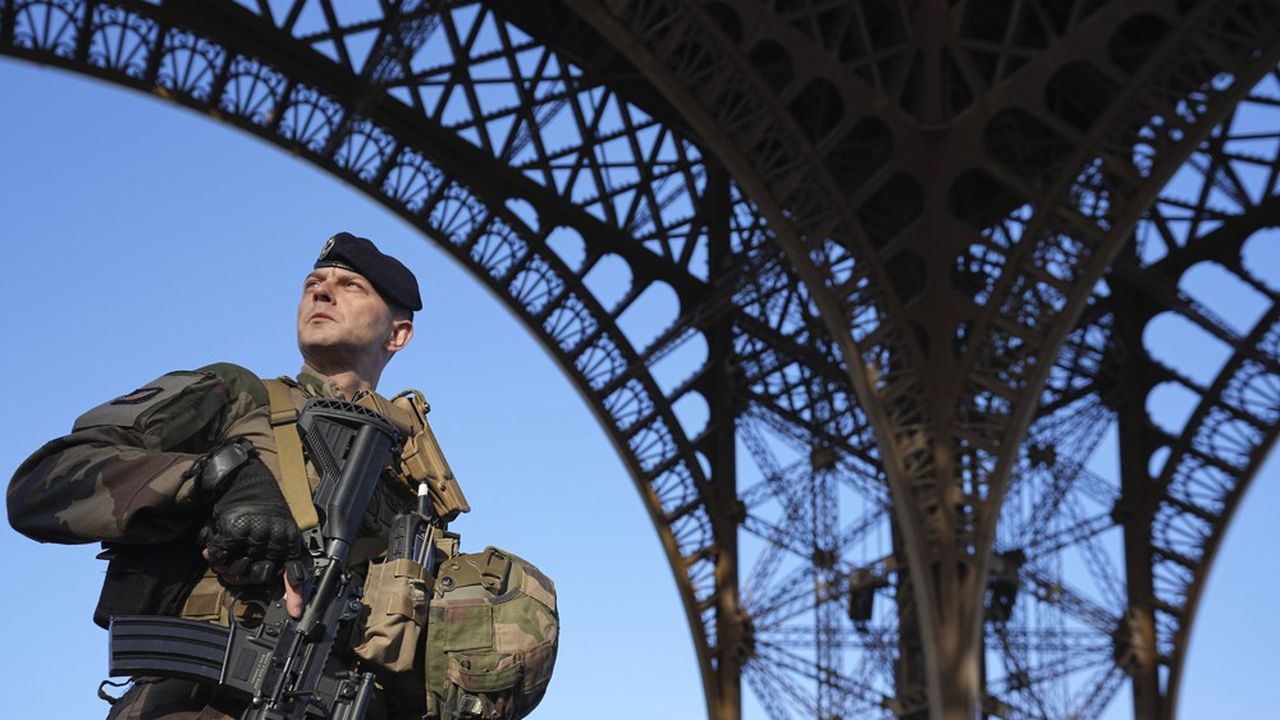 L'Armée est une des rares institutions qui a encore les faveurs des Français, mais ces derniers estiment qu'elle doit travailler avec ses alliés pour ne pas être dépassée.