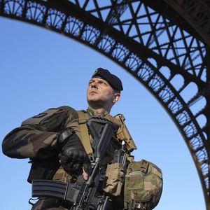 L'Armée est une des rares institutions qui a encore les faveurs des Français, mais ces derniers estiment qu'elle doit travailler avec ses alliés pour ne pas être dépassée.