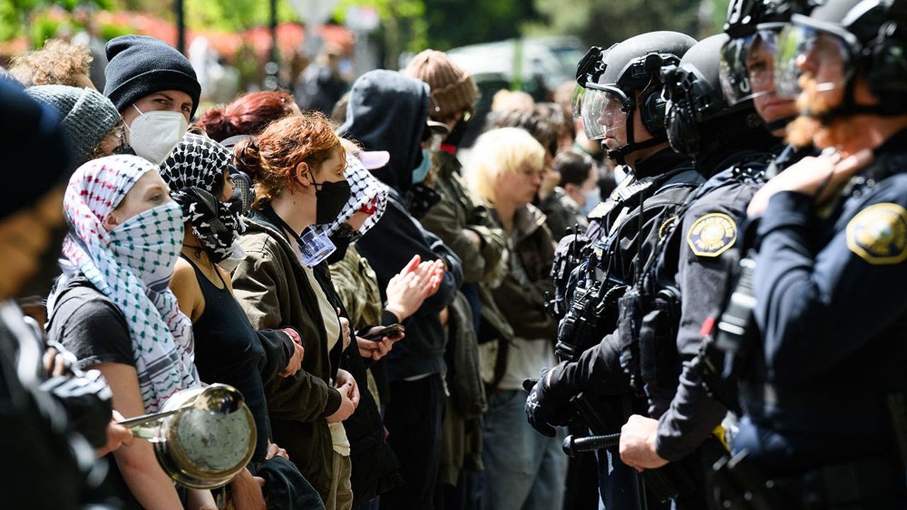 La police et des manifestants pro palestiniens s'affrontent devant la bibliothèque barricadée de l'Université d'Etat de Portland, aux Etats-Unis.