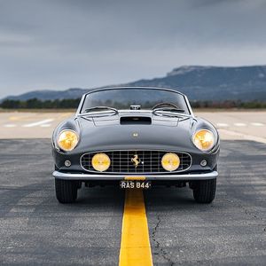 Cette Ferrari 250 GT California Spyder LWB de 1958 est estimée entre 7 et 10 millions d'euros