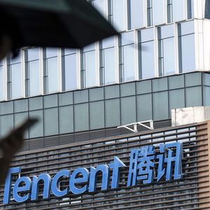 Le cours de Tencent a bondi de 20 % ces deux dernières semaines, mais reste en retrait de moitié environ par rapport à son pic de début 2021.