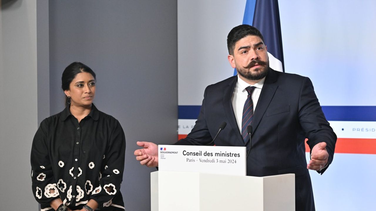 Prisca Thevenot, la porte-parole du gouvernement, et Guillaume Kasbarian, le ministre délégué chargé du Logement, ce vendredi lors du compte rendu du Conseil des ministres.