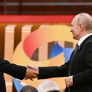 Rencontre entre le président chinois Xi Jinping et le président russe Vladimir Poutine lors d'un forum sur les routes de la soie le 18 octobre 2023.