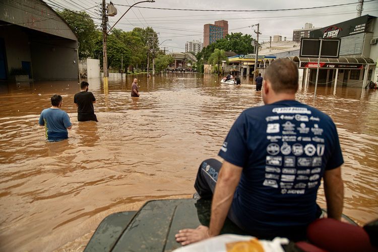 Au moins 66 personnes sont mortes et 101 sont portées disparues dans le sud du Brésil, qui connaît des inondations catastrophiques à la suite de pluies torrentielles, a annoncé la défense civile brésilienne.