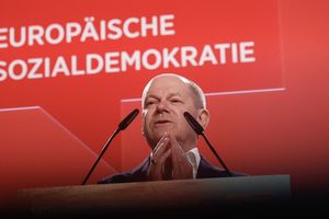 « La démocratie est menacée par ce genre d'actes et c'est pourquoi la résignation n'est pas une option », a déclaré le chancelier Olaf Scholz samedi, après l'agression d'un eurodéputé social-démocrate allemand.
