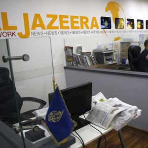 Le gouvernement israélien a décidé dimanche la fermeture de la chaîne de télévision Al Jazeera, qui emploie 60 collaborateurs en Israël.