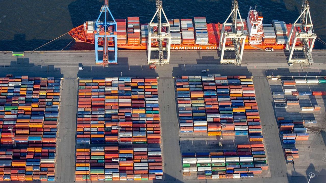 Porte-conteneurs à Hambourg. L'arrivée de l'armateur chinois Cosco au capital d'un des quatre terminaux du port a posé question outre-Rhin.