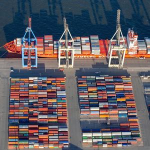 Porte-conteneurs dans le port de Hambourg. L'arrivée de l'armateur chinois Cosco au capital d'un des quatre terminaux du port de Hambourg a posé question outre-Rhin.