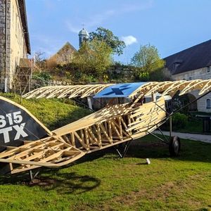 Présentée jusqu'au 3 novembre à la Citadelle de Besançon (Doubs), l'exposition « Dessine-moi ta planète » est jalonnée de créations artistiques comme cette installation plastique et sonore évoquant l'avion piloté par Antoine de Saint-Exupéry.