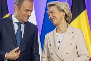 Le retour au pouvoir de Donald Tusk a été accueilli avec soulagement par les milieux européens et notamment par la présidente de la Commission Ursula von der Leyen, ici en visite à Varsovie le 23 février 2024.