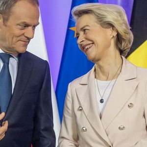 Le retour au pouvoir de Donald Tusk a été accueilli avec soulagement par les milieux européens et notamment par la présidente de la Commission Ursula von der Leyen, ici en visite à Varsovie le 23 février dernier.