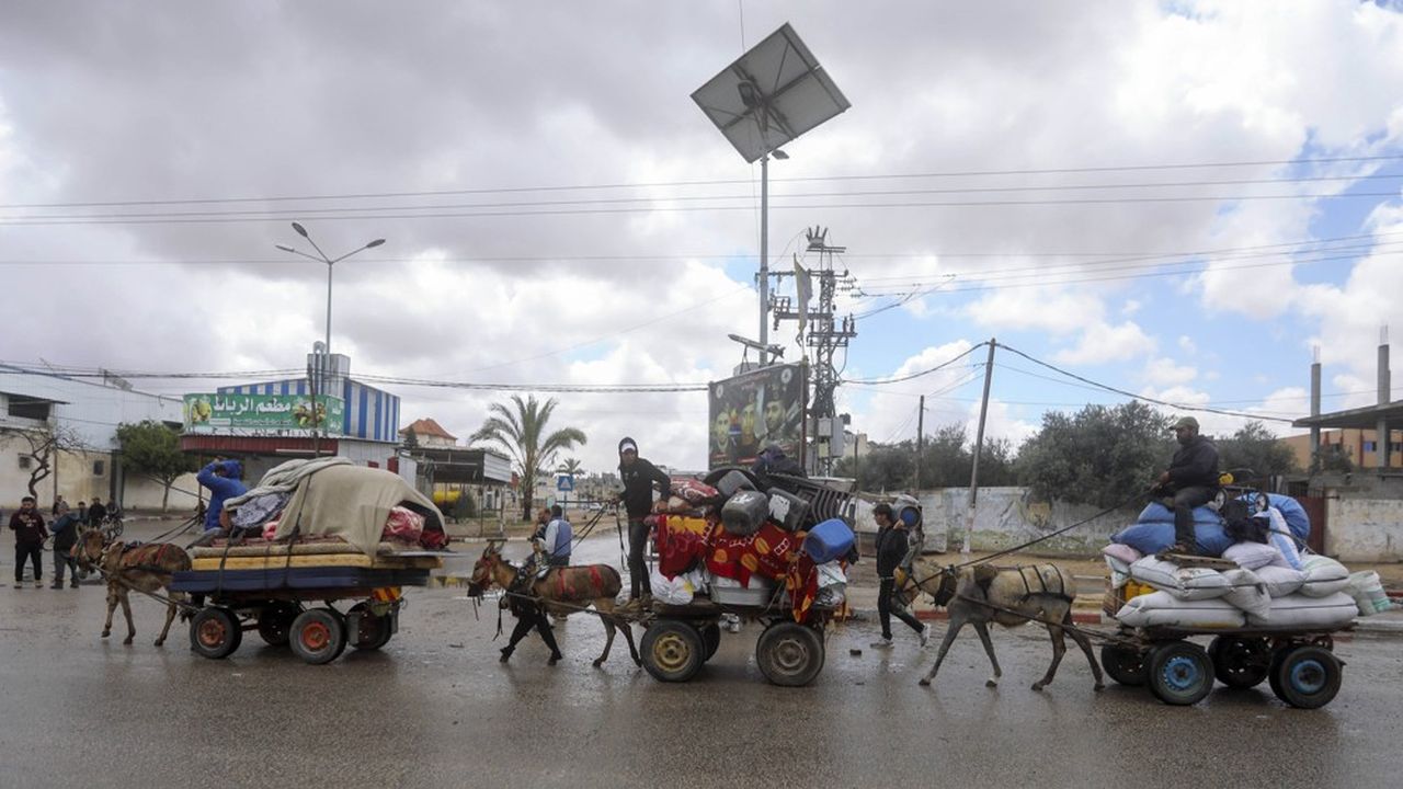 Les Palestiniens fuient Rafah, lundi. Tsahal a largué lundi des milliers de tracts, envoyé des SMS, joint par téléphone quelque 100.000 Palestiniens habitants et réfugiés dans un quartier de Rafah pour les appeler à quitter le plus vite possible les lieux.
