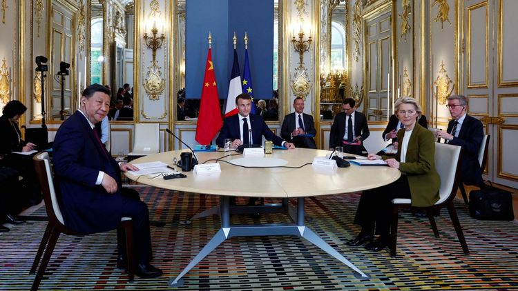 Xi Jinping, Emmanuel Macron et Ursula von der Leyen à l'Elysée.