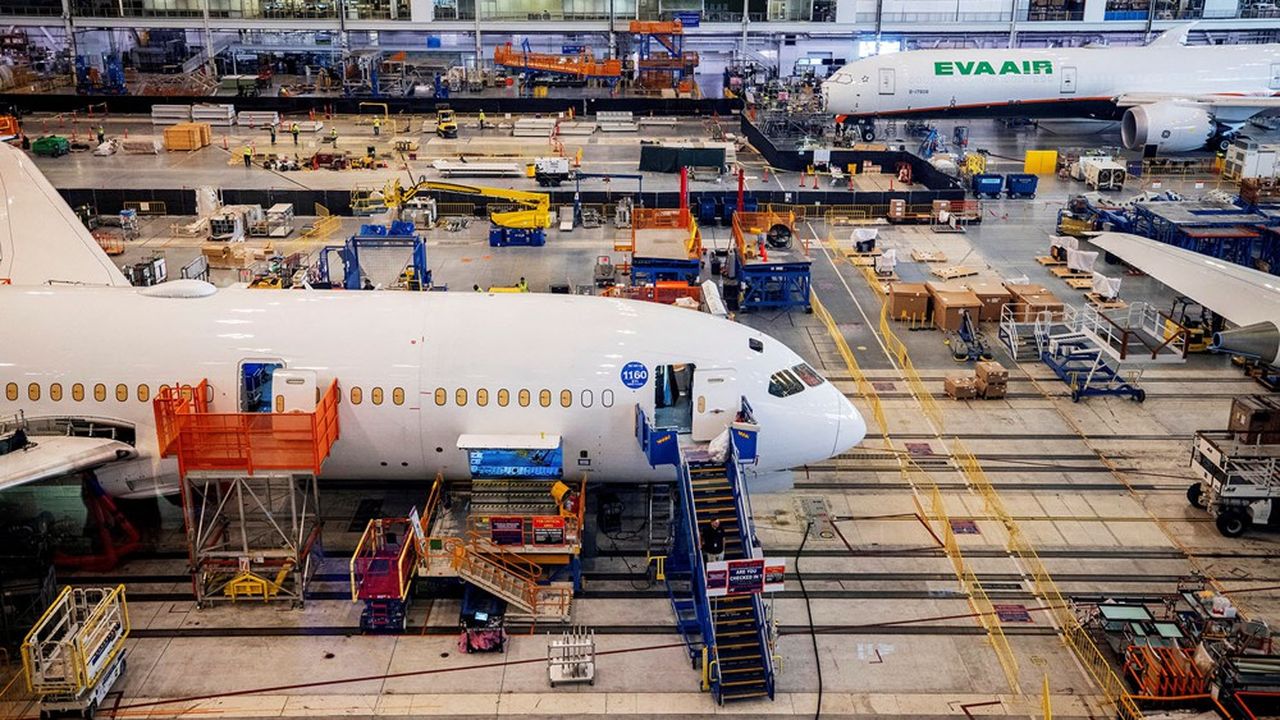 Le 787 « Dreamliner » et le 737 MAX ont subi moult problèmes de production depuis 2023, qui ont freiné les livraisons de l'avionneur et contraint plusieurs compagnies aériennes à modifier leurs plannings de vol pour 2024.