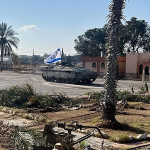 Cette photo, diffusée par l'armée israélienne, montre les chars de l'équipe de combat de la 401e brigade entrant du côté palestinien du passage frontalier de Rafah entre Gaza et l'Egypte, ce 7 mai 2024.