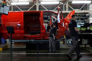 Si globalement l'emploi industriel a continué à progresser au premier trimestre, dans l'industrie automobile, il a légèrement baissé, selon l'estimation de l'Insee.