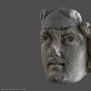 Tête de Mithra, IIIe s., Photo hervé Paitier, Inrap.jpg