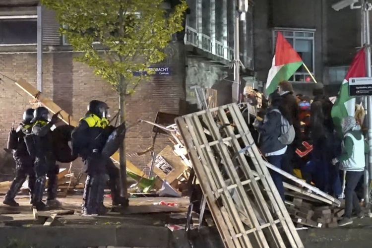 Dans cette image tirée d'une vidéo, la police disperse le camp de manifestants propalestiniens à l'Université d'Amsterdam, ce 7 mai 2024.