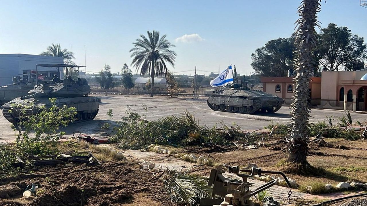 Pour la première fois depuis le début de la guerre, les chers israéliens sont déployés au poste frontière de Rafah.