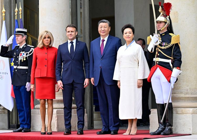 Emmanuel Macron et sa femme Brigitte Macron accueillent sur le perron de l'Elysée le président chinois et son épouse.