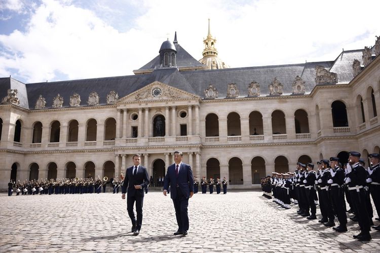 Emmanuel Macron et Xi Jinping dans la cour d'honneur de l'hôtel des Invalides.